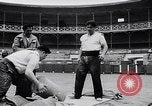 Image Pays Basque la concurrence Lever de pierre Espagne, 1957, de la seconde 31 séquences d'archives historiques vidéo 65675040128