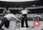 Image Pays Basque la concurrence Lever de pierre Espagne, 1957, de la seconde 32 séquences d'archives historiques vidéo 65675040128