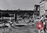 Immagine di Kayak gara in sella River Spagna, 1957, secondo 6 filmato di repertorio 65675040135