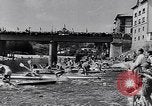 Immagine di Kayak gara in sella River Spagna, 1957, secondo 7 filmato di repertorio 65675040135