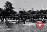 Immagine di Kayak gara in sella River Spagna, 1957, secondo 15 filmato di repertorio 65675040135