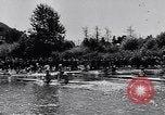Immagine di Kayak gara in sella River Spagna, 1957, secondo 16 filmato di repertorio 65675040135
