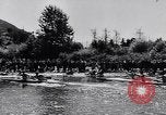 Immagine di Kayak gara in sella River Spagna, 1957, secondo 17 filmato di repertorio 65675040135
