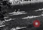 Immagine di Kayak gara in sella River Spagna, 1957, secondo 18 filmato di repertorio 65675040135