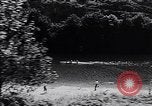 Immagine di Kayak gara in sella River Spagna, 1957, secondo 24 filmato di repertorio 65675040135