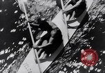 Immagine di Kayak gara in sella River Spagna, 1957, secondo 41 filmato di repertorio 65675040135