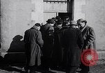 Standbild sieben ehemalige NS-SS-Männer Oradour-sur-Glane Frankreich, 1953, aus Sekunde 22 historischem Filmmaterial Videoclip 65675040139