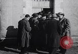 Standbild sieben ehemalige NS-SS-Männer Oradour-sur-Glane Frankreich, 1953, aus Sekunde 23 historischem Filmmaterial Videoclip 65675040139