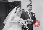 Standbild Hollywood Schauspielerin Ann Blyth heiratet James McNulty California United States USA, 1953, aus Sekunde 18 historischem Filmmaterial Videoclip 65675040147