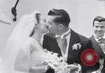 Standbild Hollywood Schauspielerin Ann Blyth heiratet James McNulty California United States USA, 1953, aus Sekunde 24 historischem Filmmaterial Videoclip 65675040147