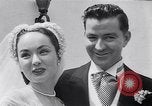 Standbild Hollywood Schauspielerin Ann Blyth heiratet James McNulty California United States USA, 1953, aus Sekunde 30 historischem Filmmaterial Videoclip 65675040147