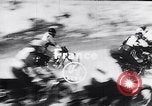 Standbild Biker Paris Frankreich, 1953, aus Sekunde 3 historischem Filmmaterial Videoclip 65675040166