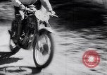 Standbild Biker Paris Frankreich, 1953, aus Sekunde 21 historischem Filmmaterial Videoclip 65675040166