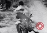 Standbild Biker Paris Frankreich, 1953, aus Sekunde 22 historischem Filmmaterial Videoclip 65675040166