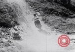 Standbild Biker Paris Frankreich, 1953, aus Sekunde 23 historischem Filmmaterial Videoclip 65675040166