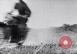 Standbild Biker Paris Frankreich, 1953, aus Sekunde 25 historischem Filmmaterial Videoclip 65675040166