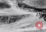 Standbild Biker Paris Frankreich, 1953, aus Sekunde 27 historischem Filmmaterial Videoclip 65675040166