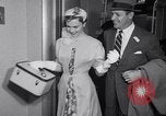 Immagine di Sfilata di moda United States USA, 1953, secondo 9 filmato di repertorio 65675040170