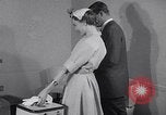 Immagine di Sfilata di moda United States USA, 1953, secondo 13 filmato di repertorio 65675040170