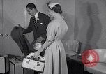 Immagine di Sfilata di moda United States USA, 1953, secondo 15 filmato di repertorio 65675040170