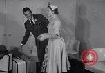 Immagine di Sfilata di moda United States USA, 1953, secondo 17 filmato di repertorio 65675040170