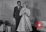 Immagine di Sfilata di moda United States USA, 1953, secondo 18 filmato di repertorio 65675040170
