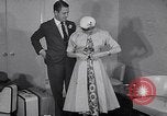 Immagine di Sfilata di moda United States USA, 1953, secondo 20 filmato di repertorio 65675040170