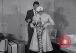 Immagine di Sfilata di moda United States USA, 1953, secondo 21 filmato di repertorio 65675040170