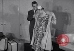Immagine di Sfilata di moda United States USA, 1953, secondo 23 filmato di repertorio 65675040170