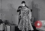 Immagine di Sfilata di moda United States USA, 1953, secondo 24 filmato di repertorio 65675040170