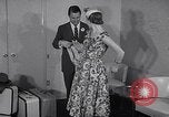 Immagine di Sfilata di moda United States USA, 1953, secondo 25 filmato di repertorio 65675040170