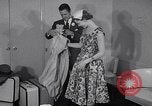 Immagine di Sfilata di moda United States USA, 1953, secondo 26 filmato di repertorio 65675040170