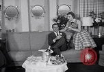 Immagine di Sfilata di moda United States USA, 1953, secondo 36 filmato di repertorio 65675040170