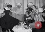 Immagine di Sfilata di moda United States USA, 1953, secondo 37 filmato di repertorio 65675040170