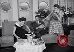 Immagine di Sfilata di moda United States USA, 1953, secondo 42 filmato di repertorio 65675040170