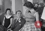 Immagine di Sfilata di moda United States USA, 1953, secondo 50 filmato di repertorio 65675040170