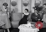 Immagine di Sfilata di moda United States USA, 1953, secondo 55 filmato di repertorio 65675040170