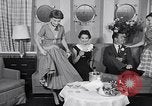 Immagine di Sfilata di moda United States USA, 1953, secondo 62 filmato di repertorio 65675040170