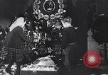 Immagine di Il tedesco bambini cantano Notte silenziosa notte santa Austria, 1953, secondo 17 filmato di repertorio 65675040172