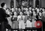 Immagine di Il tedesco bambini cantano Notte silenziosa notte santa Austria, 1953, secondo 37 filmato di repertorio 65675040172