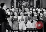 Immagine di Il tedesco bambini cantano Notte silenziosa notte santa Austria, 1953, secondo 38 filmato di repertorio 65675040172