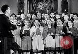 Immagine di Il tedesco bambini cantano Notte silenziosa notte santa Austria, 1953, secondo 39 filmato di repertorio 65675040172
