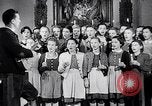Immagine di Il tedesco bambini cantano Notte silenziosa notte santa Austria, 1953, secondo 40 filmato di repertorio 65675040172