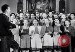 Immagine di Il tedesco bambini cantano Notte silenziosa notte santa Austria, 1953, secondo 41 filmato di repertorio 65675040172