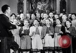 Immagine di Il tedesco bambini cantano Notte silenziosa notte santa Austria, 1953, secondo 43 filmato di repertorio 65675040172