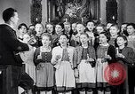 Immagine di Il tedesco bambini cantano Notte silenziosa notte santa Austria, 1953, secondo 45 filmato di repertorio 65675040172
