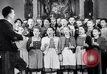 Immagine di Il tedesco bambini cantano Notte silenziosa notte santa Austria, 1953, secondo 46 filmato di repertorio 65675040172