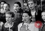 Immagine di Il tedesco bambini cantano Notte silenziosa notte santa Austria, 1953, secondo 49 filmato di repertorio 65675040172