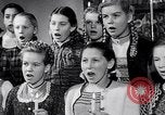 Immagine di Il tedesco bambini cantano Notte silenziosa notte santa Austria, 1953, secondo 50 filmato di repertorio 65675040172