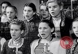 Immagine di Il tedesco bambini cantano Notte silenziosa notte santa Austria, 1953, secondo 51 filmato di repertorio 65675040172